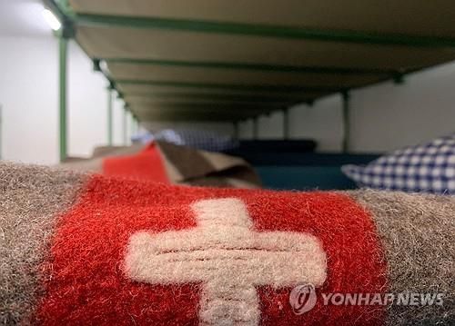 스위스 핵대피소 이층침대에서 보이는 스위스 국기 