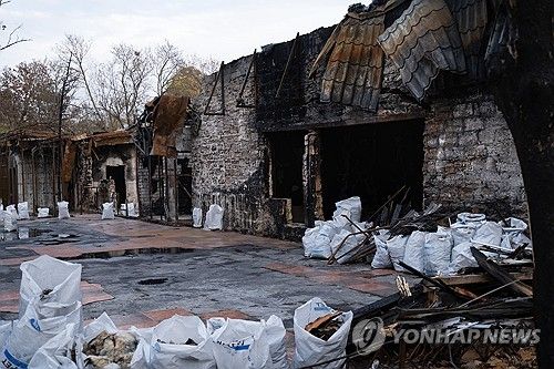 러시아군의 공습에 파괴된 우크라이나 남부 헤르손의 건물