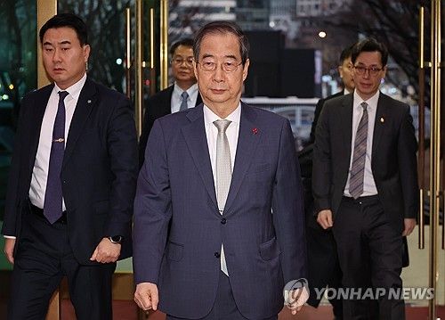 탄핵 가결 후 청사 들어서는 한덕수 총리