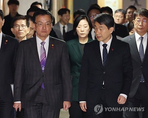 성명 발표를 위해 브리핑룸 향하는 관계 장관들