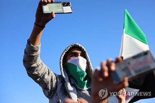 아사드 정권 붕괴에 환호하는 시리아인들