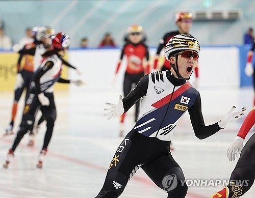 결승선 통과하며 환호하는 박지원