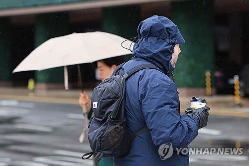우산 대신 따뜻한 음료