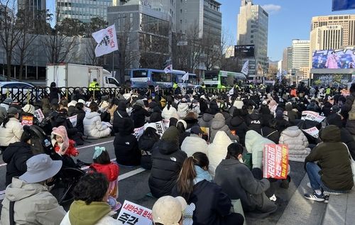 15일 오후 서울 시청역 앞에서 열린 '윤석열 체포 김건희 구속 촛불대행진' 집회. 