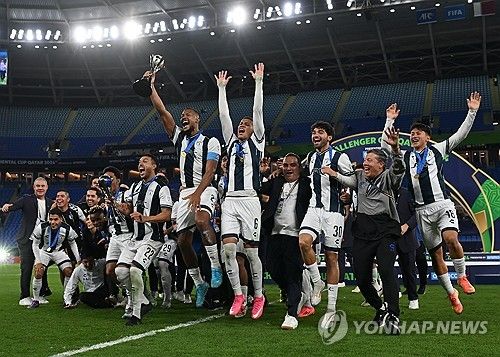 승리를 기뻐하는 파추카 선수들