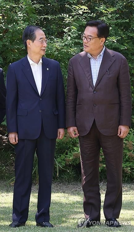 한덕수 대통령 권한대행 국무총리와 정진석 대통령 비서실장 