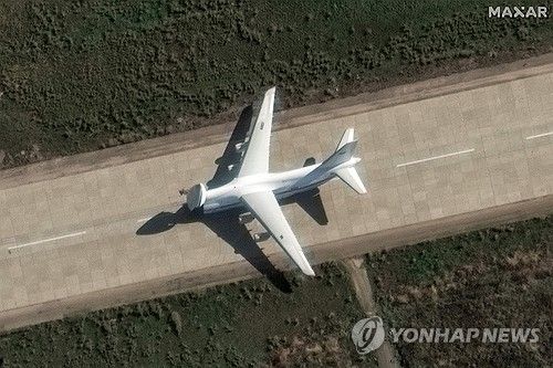 13일(현지시간) 시리아 흐메이밈에 있는 러시아 공군기지에서 러시아의 대형 군수송기 An-124 한 대가 화물이 적재되는 기체 입구인 노즈콘을 올리고 서 있다. [AFP 연합뉴스. 재판매 및 DB 금지]