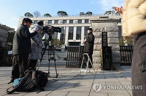 헌재, '피청구인 윤석열' 탄핵심판 시작… 내일 재판관 회의 열어