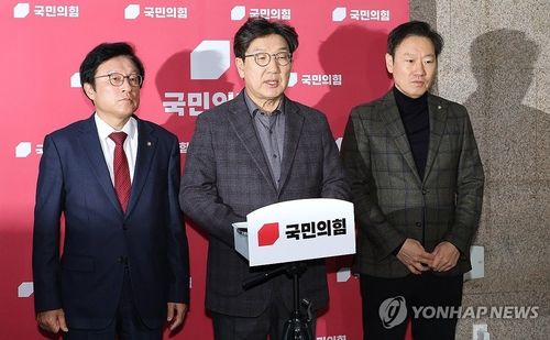 입장 밝히는 권성동 원내대표