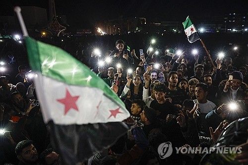 아사드 정권 붕괴에 환호하는 시리아인들