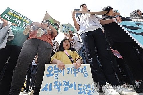 헌법재판소가 '아시아 첫 기후소송' 공개변론을 연 지난 4월 23일 시민들이 기후위기를 방관하지 말아달라는 기자회견을 진행하고 있다. [연합뉴스 자료사진]