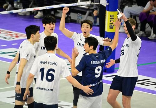 환호하는 대한항공 선수들 