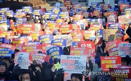 윤석열 탄핵 촉구하는 시민들