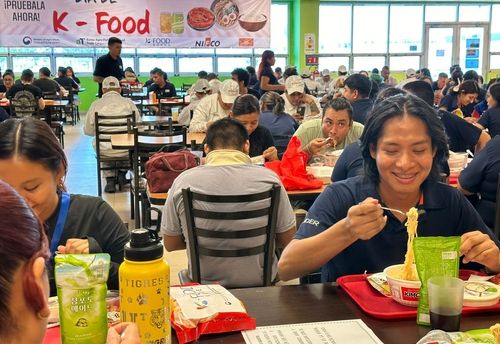한국 음식을 맛보는 멕시코인들