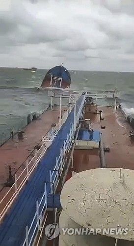 절반 이상 침몰한 볼고네프트 212호