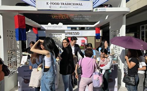 11월 멕시코시티 한 쇼핑몰에 마련된 K푸드 홍보 부스 찾은 주민들 
