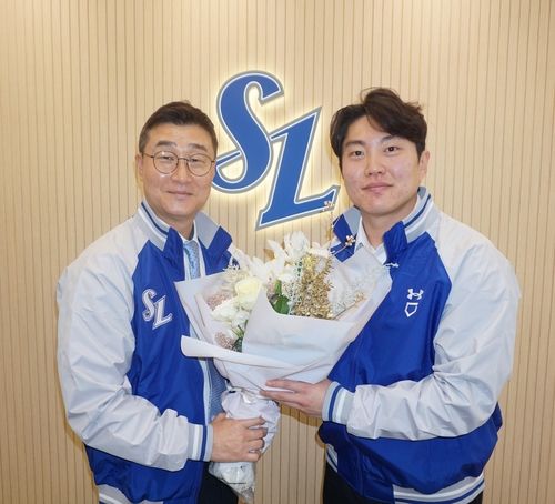 삼성과 FA 잔류 계약을 맺은 류지혁(오른쪽)과 이종열 삼성 단장