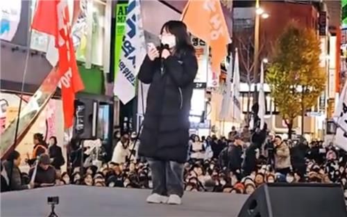 지난 8일 부산광역시에서 열린 윤석열 대통령 퇴진 집회에서 발언하는 여고생