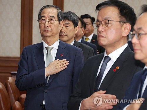 한덕수 대통령 권한대행 겸 국무총리, 임시 국무회의 주재