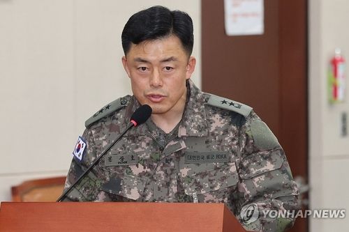 답변하는 문상호 국군정보사령관