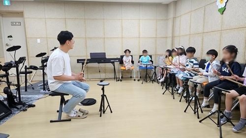 늘봄학교 드럼수업 지원하는 서울청년봉사단