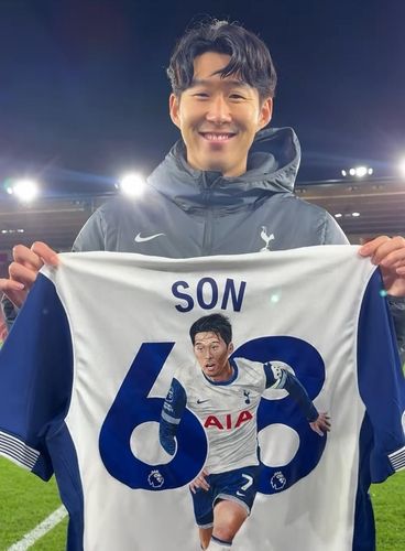 숫자 68과 자기 모습이 그려진 유니폼을 들고 기뻐하는 손흥민