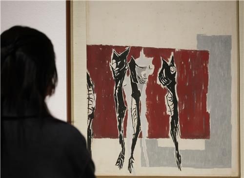 박래현의 '정물' 감상하는 관람객