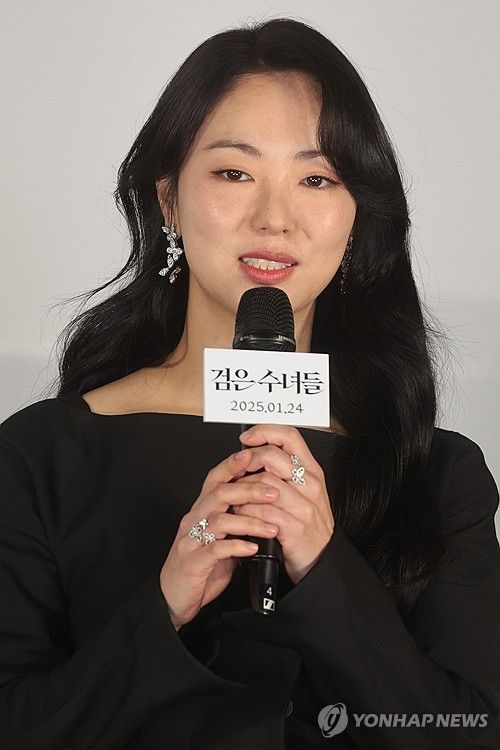 인사말하는 전여빈