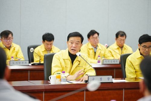 16일 '민생안정 비상대책회의'에서 발언하는 이승로 성북구청장