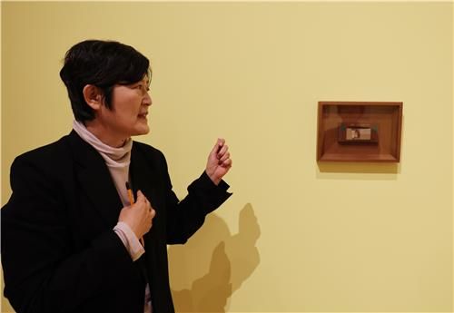 장욱진 '가족도'에 대해 설명하는 이애선 전북도립미술관장