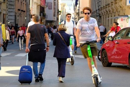 헬멧을 쓰지 않은 채 전동킥보드를 타는 모습 