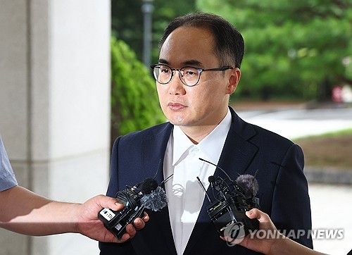 취재진 질문 듣는 이원석