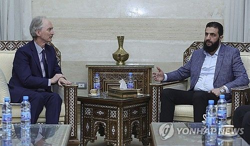 시리아 반군 수장 알샤라(오른쪽) 만난 페데르센 유엔시리아특사