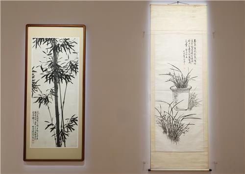 나란히 걸린 이응노의 '대죽'(왼쪽)과 '분난'