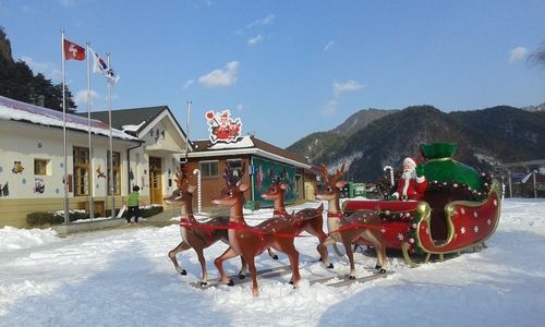 분천역(왼쪽)과 산타썰매