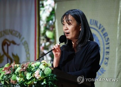 수상 소감 밝히는 한강