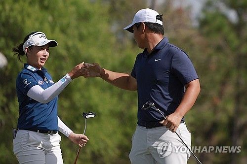 주먹을 마주치는 티띠꾼과 김주형.