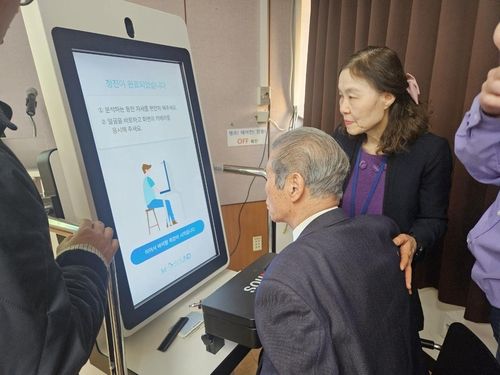 AI 청진 무인 안내기(키오스크)를 이용해 호흡기 검진을 하는 모습