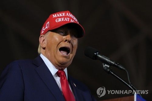 지난 10월 빨간 모자 쓰고 유세하는 트럼프