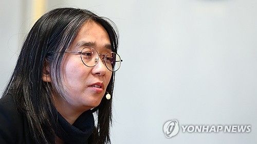 기자회견하는 한강 작가