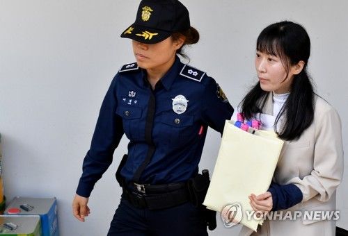 호송차 향하는 '무기수' 김신혜