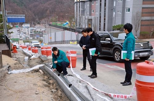 지난 13일 현장을 둘러보는 이상호 태백시장