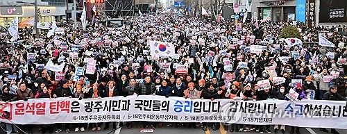 탄핵안 가결에 환호하는 광주 집회 참석자들
