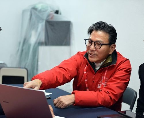 쇼트트랙 월드투어 설명하는 김재열 ISU 회장