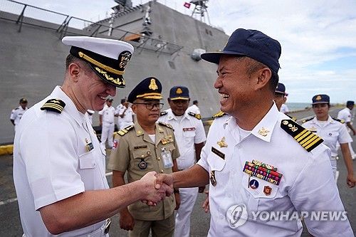 미 해군 군함, '친중' 캄보디아 8년만에 방문