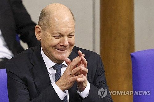 (EPA=연합뉴스) 올라프 숄츠 독일 총리가 16일(현지시간) 의회에서 신임안이 부결되자 손뼉을 치고 있다. 2024.12.16