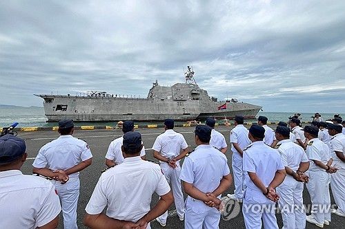 미 해군 군함, '친중' 캄보디아 8년만에 방문
