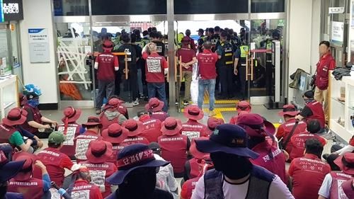 서산시청 본관 점거한 플랜트노조 충남지부