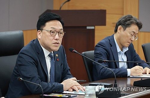 직원에게 당부사항 전하는 김병환 금융위원장