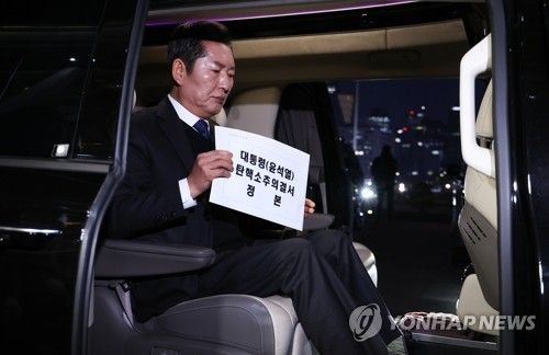 윤 대통령 탄핵소추의결서 헌재 전달 나서는 정청래 법사위원장